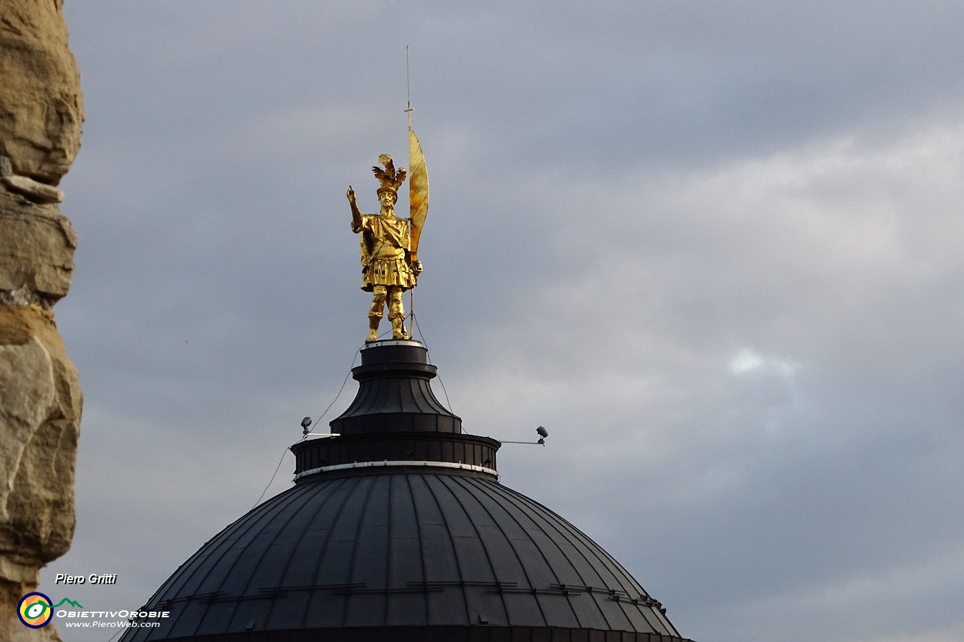 75 Zoom sulla statua di S. Alessandro sulla cupola del Duomo.JPG